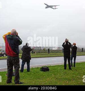 Die Menschen sehen sich an, als wenn eine British Airways 747 abfliegt Vom Flughafen Heathrow heute Morgen, wie die Fluggesellschaft beschlossen hat Die Jumbo Jets 3 Jahre in Rente gehen Stockfoto