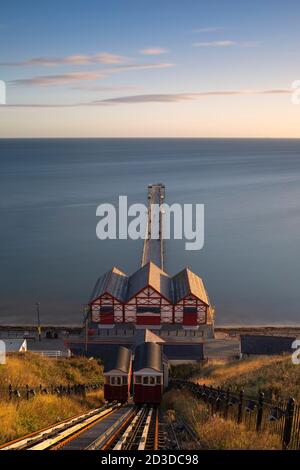 Die Standseilbahn und Blick über Saltburn Pier und die Nordsee von Saltburn, Redcar und Cleveland, North Yorkshire bei Sonnenaufgang. North York Moor Stockfoto