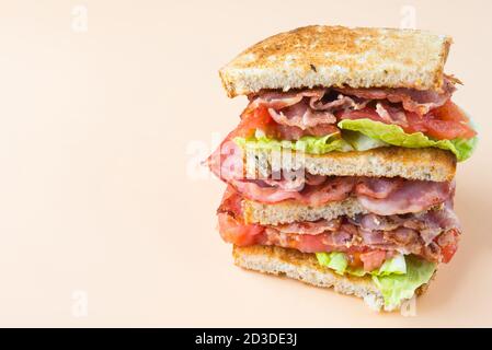 Ein BLT ist eine Art Sandwich, benannt nach den Initialen seiner Hauptzutaten, Speck, Salat und Tomaten Stockfoto