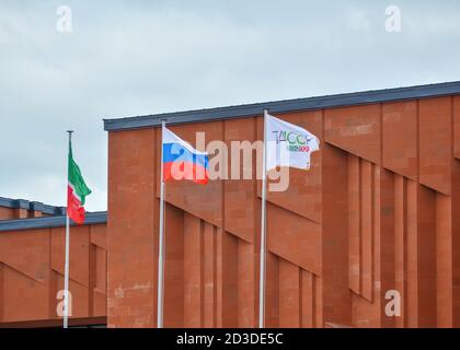 Kasan, Russland, 16. September 2020. Russische und tatarstanische Flaggen auf dem Hintergrund des Millennium Museums Kasan. Stockfoto