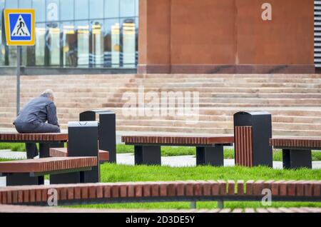 Kasan, Russland, 16. September 2020. Platz in der Nähe des Kazan Millennium Museums. Ein Mann, der auf einer Bank sitzt. Stockfoto