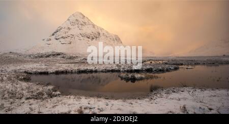 Lochan-na-fola und schneebedeckte Bauchaille etive beag, Glencoe, Lochaber, Schottische Highlands. Winter (Februar 2020) Stockfoto