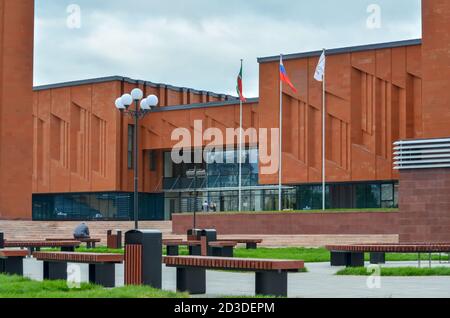 Kasan, Russland, 16. September 2020. Platz in der Nähe des Kazan Millennium Museums. Ein Mann, der auf einer Bank sitzt. Stockfoto