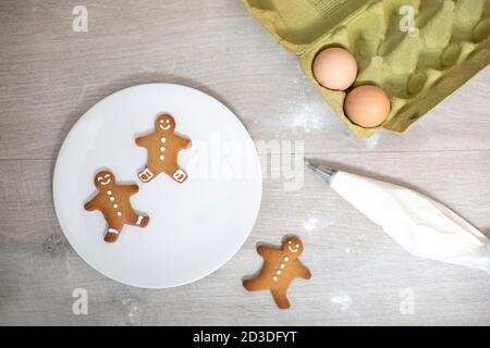 Nahaufnahme von Lebkuchenmänner in einem hohen Winkel auf einem weißen Teller. Stockfoto