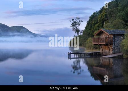 Ullswater und der Herzog von Portland Bootshaus bei Sonnenaufgang, Pooley Bridge, Ullswater, Lake District National Park, Cumbria, Großbritannien. Stockfoto