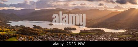 Blick über Keswick und Derwentwater Lake bis Catbells vom Aussichtspunkt Latrigg bei Sonnenuntergang im Herbst. Keswick, Lake District National Park, Cumbria, Großbritannien. Stockfoto