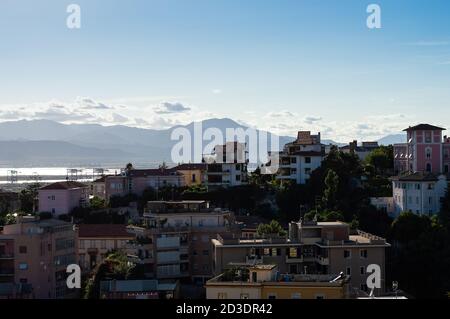 Panoramablick auf eine kleine Stadt in italien mit Bergen Im Hintergrund Stockfoto