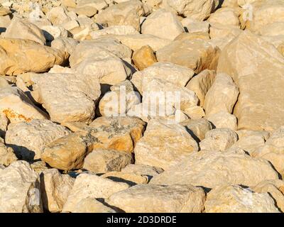 Große Steine am Steinstrand im Hintergrund Stockfoto