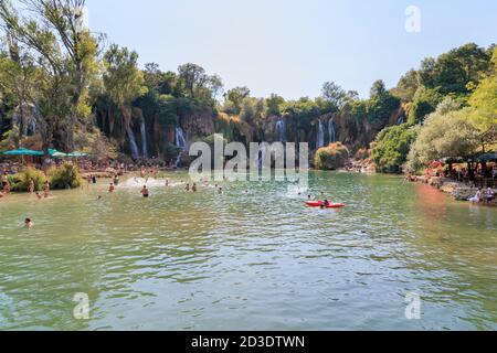 STUDENCI, BOSNIEN-HERZEGOWINA - 2017. AUGUST 16. Wunderbarer Blick auf den Kravice Wasserfall und den Fluss Trabizat in Bosnien und Herzegowina. Stockfoto