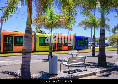 TENERIFFA, SPANIEN - 2015. Juni. Teneriffa Bunte Straßenbahn in Santa Cruz Stadt Stockfoto