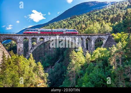 VERMA NORWEGEN - 2018. AUGUST 01. Trainieren Sie auf der Spitze einer der berühmtesten Eisenbahnbrücken Norwegens namens Kylling-Brücke. Stockfoto