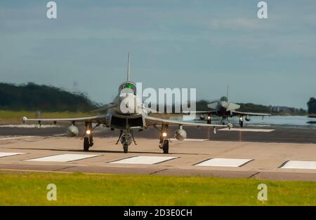 Lossiemouth Eurofighters FGR4s Rückkehr nach Großbritannien nach Op' Azotize in Litauen, Unterstützung der NATO Baltic Air Polizeiarbeit. Alle vier tragen das NATO 70. Abzeichen Stockfoto