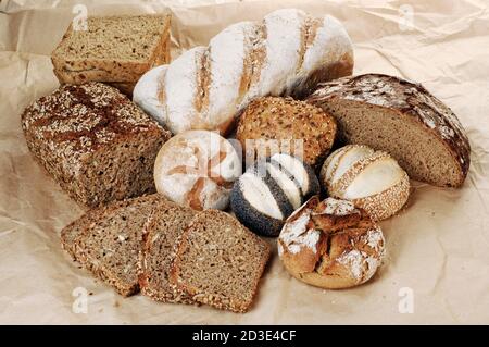 Verschiedene Sorten Vollkornbrot und Brötchen, selektiver Fokus Stockfoto