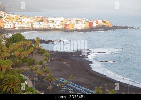 Blick auf die bunten Häuser von Punta Brava und den Strand in Puerto de la Cruz, Teneriffa, Kanarische Inseln, Spanien Stockfoto