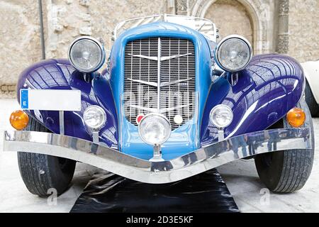 Vorderansicht eines blauen Oldtimer Stockfoto