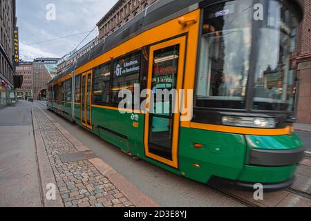 Helsinki, Uusimaa, Finnland 7. Oktober 2020 Grüne Straßenbahn im Stadtzentrum. Hochwertige Fotos Stockfoto