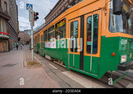 Helsinki, Uusimaa, Finnland 7. Oktober 2020 Grüne Straßenbahn im Stadtzentrum. Hochwertige Fotos Stockfoto