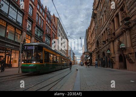 Helsinki, Uusimaa, Finnland 7. Oktober 2020 Grüne Straßenbahn im Stadtzentrum. Hochwertige Fotos Stockfoto