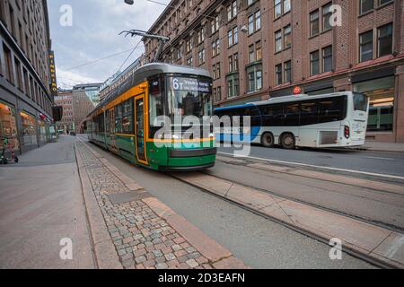 Helsinki, Uusimaa, Finnland 7. Oktober 2020 Grüne Straßenbahn im Stadtzentrum. Hochwertige Fotos Stockfoto