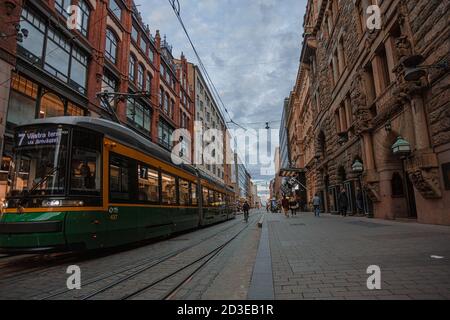 Helsinki, Uusimaa, Finnland 7. Oktober 2020 Grüne Straßenbahn im Stadtzentrum. Hochwertige Fotos Stockfoto