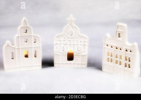 Kleine Weihnachtshäuser im Schnee Stockfoto