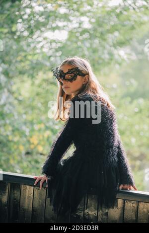 Blonde Mädchen im Freien. Halloween. Teenager Mädchen im Park. Mädchen in einer Maskerade Maske. Porträt eines schönen Mädchen Teenager Stockfoto