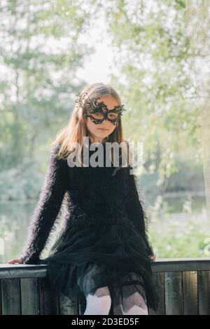 Blonde Mädchen im Freien. Halloween. Teenager Mädchen im Park. Mädchen in einer Maskerade Maske. Porträt eines schönen Mädchen Teenager Stockfoto