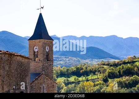 Glockenturm zum Dorf Pullans, Cerdanya. Stockfoto