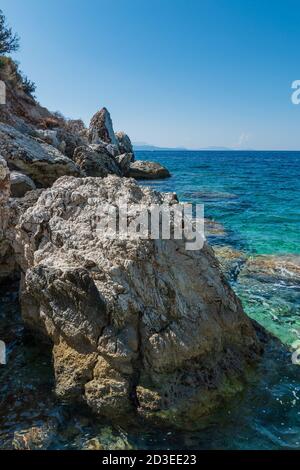 Felsen am Agiofili Strand, Insel Lefkada, Griechenland. Ionische Inseln. Sommer. Stockfoto