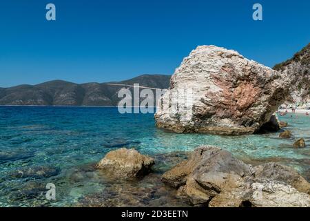 Felsen am Agiofili Strand, Insel Lefkada, Griechenland. Ionische Inseln. Sommer. Stockfoto