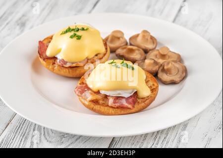 Eier Benedikt mit Speck auf dem Teller Stockfoto