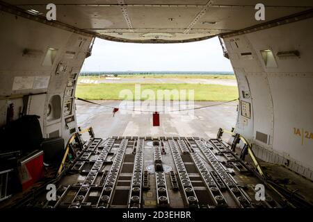 Blick auf die große Öffnung an der Vorderseite des Hauptdecks eines Jumbo Jet Frachters, nachdem die Nasentür vollständig geöffnet wurde Stockfoto