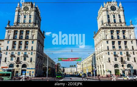 Der architektonische Komplex im Stil von Stalins Reich besteht aus zwei 11-stöckigen Gebäuden-Türmen, die als "Tore von Minsk" bekannt sind. Weißrussland Stockfoto