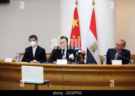 (201008) -- KAIRO, 8. Oktober 2020 (Xinhua) -- Hesham Azmy (C), Leiter des ägyptischen Obersten Rates für Kultur, spricht bei einem Seminar gehalten, um den kulturellen Austausch zwischen Ägypten und China in Kairo zu feiern, Ägypten, 7. Oktober 2020. (Xinhua/Ahmed Gomaa) Stockfoto