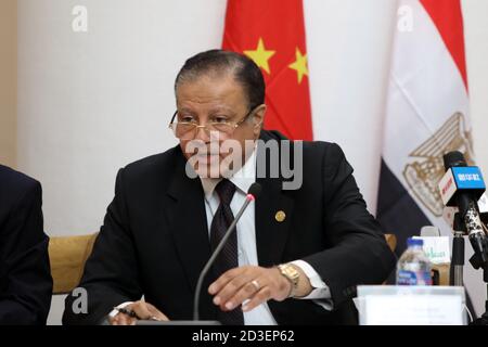 (201008) -- KAIRO, 8. Oktober 2020 (Xinhua) -- Hesham Azmy, Leiter des ägyptischen Obersten Rates für Kultur, spricht bei einem Seminar, das zur Feier des kulturellen Austauschs zwischen Ägypten und China in Kairo, Ägypten, 7. Oktober 2020, stattfand. (Xinhua/Ahmed Gomaa) Stockfoto