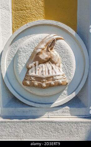 Relief eines Ziegenkopfes, das Emblem vom Helm des albanischen Helden Skanderbeg. Tirana, Albanien Stockfoto
