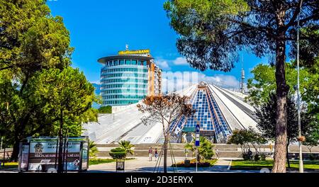 Die Pyramide von Tirana - ehemaliges Museum über das Erbe von Enver Hoxha, dem langjährigen Führer des kommunistischen Albanien. Tirana, Albanien Stockfoto