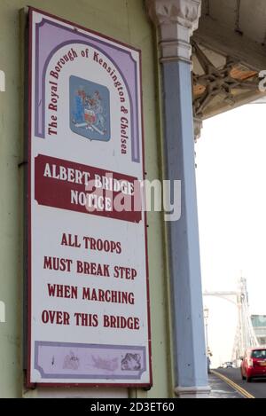 Albert Brücke beachten, alle Truppen müssen Schritt brechen, wenn sie über diese Brücke marschieren. Royal Borough of Kensington & Chelsea Stockfoto