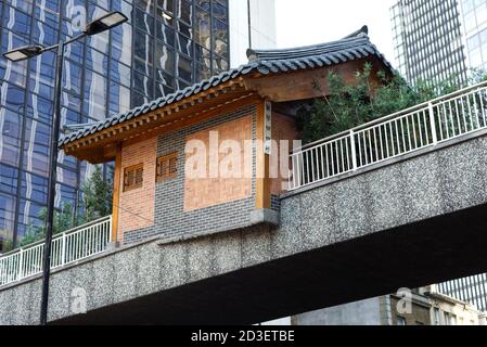 Bridging Home, Fußgängerbrücke über Wormwood Street London, von der Künstler Do Ho Suh Stockfoto