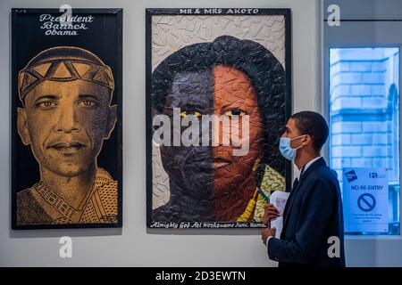 London, Großbritannien. Okt. 2020. Der allmächtige Gott (Kwame Akoto, Präsident Barrack Obama (c 2009) - EINE Vorschau auf die achte Londoner Ausgabe der 1-54 Contemporary African Art Fair, der führenden internationalen Kunstmesse für zeitgenössische Kunst aus Afrika und seiner Diaspora im Somerset House, vor der öffentlichen Eröffnung am 10. Oktober. Kredit: Guy Bell/Alamy Live Nachrichten Stockfoto