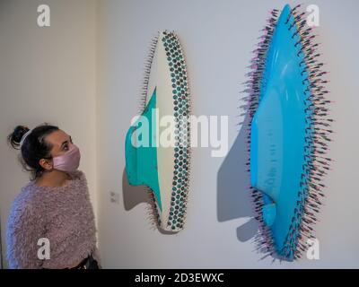 London, Großbritannien. Okt. 2020. Werke von LR Vandy - EINE Vorschau auf die achte Londoner Ausgabe der 1-54 Contemporary African Art Fair, der führenden internationalen Kunstmesse für zeitgenössische Kunst aus Afrika und seiner Diaspora im Somerset House, vor der öffentlichen Eröffnung am 10. Oktober. Kredit: Guy Bell/Alamy Live Nachrichten Stockfoto