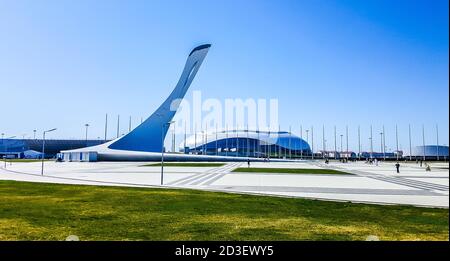 Olympic Flame Bowl und Bolschoi Ice Palace auf Medals Plaza. Adler, Russland Stockfoto