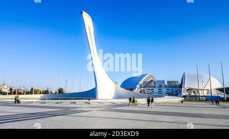 Olympic Flame Bowl auf Medals Plaza. Sotschi, Russland Stockfoto