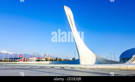 Olympic Flame Bowl auf Medals Plaza. Sotschi, Russland Stockfoto