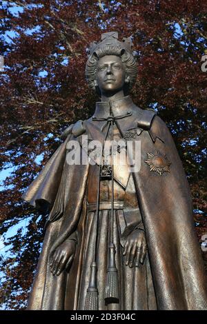 Statue von Königin Elizabeth II vom Bildhauer James Butler in Runnymede, Surrey Stockfoto