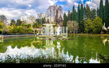 Pavillon und Teich im Arboretum von Sotschi. Russland Stockfoto