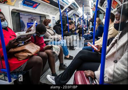 London, Großbritannien. Oktober 2020. Die Zahl der Passagiere an der U-Bahn ist nach wie vor zurückgegangen, steigt aber jetzt an und die Züge sind moderat ausgelastet. Genau wie die Regierung beginnt, ihre Coronavirus-Leitlinien (covid 19) wieder zu straffen. Diejenigen, die Reisen meist tragen Masken, nachdem sie obligatorisch auf öffentlichen Verkehrsmitteln. Kredit: Guy Bell/Alamy Live Nachrichten Stockfoto
