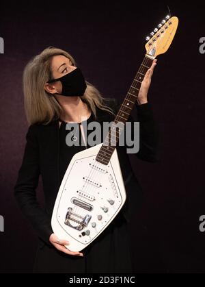 London, Großbritannien. Okt. 2020. Die Vox Phantom VI Special Gitarre im Besitz von Ian Curtis von Joy Division und spielte im Video 'Love will Tear US apart' Schätzung £60,000-80,000. Bonhams Entertainment und Memorabilia finden am 13. Oktober statt. Kredit: Mark Thomas/Alamy Live Nachrichten Stockfoto