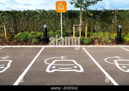 London, Großbritannien, 25. Mai 2017. Sainsbury Electric Vehicle Charging Parkbucht großbritannien Stockfoto