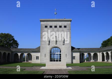 Das von Sir Edward Mau entworfene Runnymede Air Forces Memorial blickt auf die Themse auf Cooper's Hill in Runnymede, in der Nähe von Egham, Surrey England Stockfoto